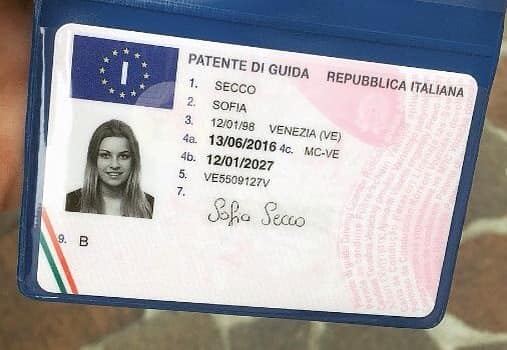 guida con patente falsa